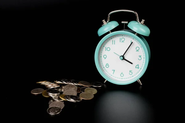 Concepto Metáfora Negocio Tiempo Concepto Dinero Reloj Despertador Azul Monedas —  Fotos de Stock