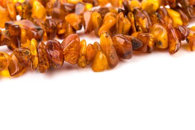 Beyaz arka planda sarı, güzel kehribar boncuklar. Dekorasyon, kopyalama alanı.