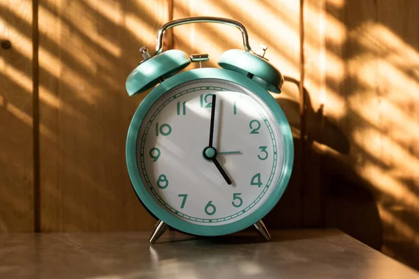 Hermoso Reloj Despertador Azul Pastel Retro Sobre Fondo Madera Tiempo — Foto de Stock