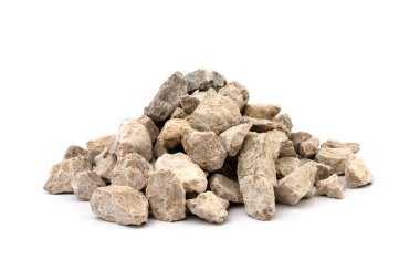 Gri küçük kayaların zemin dokusu beyaz arka planda izole edilmiş. Küçük bir yol taşı. Çakıl taşları. Ezilmiş granit çakıl, yakın çekim.. 