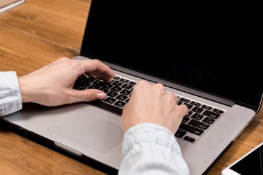 Ofisteki bilgisayarda çalışan genç bir kadın, yakın plan. Pankart tasarımı