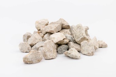 Gri küçük kayaların zemin dokusu beyaz arka planda izole edilmiş. Küçük bir yol taşı. Çakıl taşları. Ezilmiş granit çakıl, yakın çekim.. 