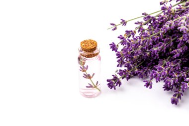 Beyaz arka planda güzel bir şişe içinde lavanta yağı.