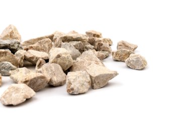 Gri küçük kayaların zemin dokusu beyaz arka planda izole edilmiş. Küçük bir yol taşı. Çakıl taşları. Ezilmiş granit çakıl, yakın çekim.. 