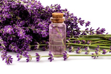 Beyaz arka planda güzel bir şişe içinde lavanta yağı.