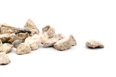 Gri küçük kayaların zemin dokusu beyaz arka planda izole edilmiş. Küçük bir yol taşı. Çakıl taşları. Ezilmiş granit çakıl, yakın çekim.. 