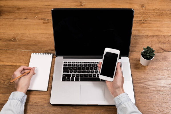 Молодая женщина работает за компьютером за столом в офисе, крупным планом. Баннерный дизайн