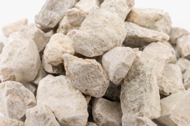 Gri küçük kayaların zemin dokusu beyaz arka planda izole edilmiş. Küçük bir yol taşı. Çakıl taşları. Ezilmiş granit çakıl, yakın çekim.. 