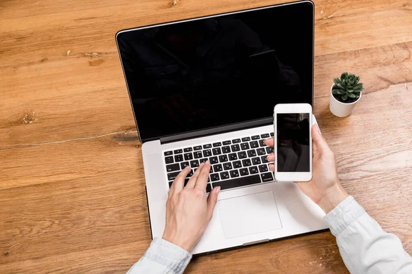 Jonge Vrouw Werkt Computer Aan Tafel Het Kantoor Close Banner — Stockfoto