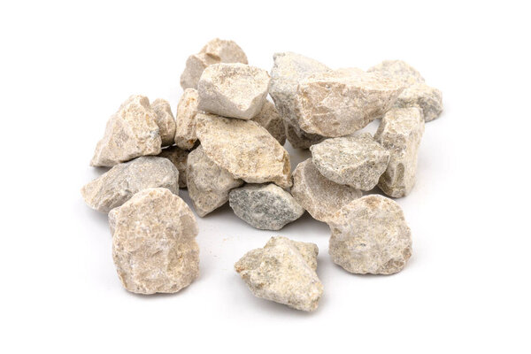 Серые небольшие камни грунтовой текстуры изолированы на белом фоне. Маленький дорожный камень. Камень из гальки. дробленный гранитный гравий, крупным планом. 