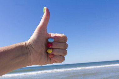 Renkli tırnak sanatı. Renkli oje. Yaz uykusu konsepti