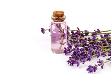 Beyaz arka planda güzel bir şişe içinde lavanta yağı.