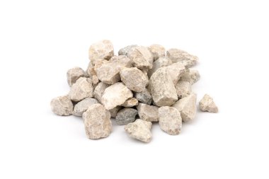 Gri küçük kayaların zemin dokusu beyaz arka planda izole edilmiş. Küçük bir yol taşı. Çakıl taşları. Ezilmiş granit çakıl, yakın çekim.. 