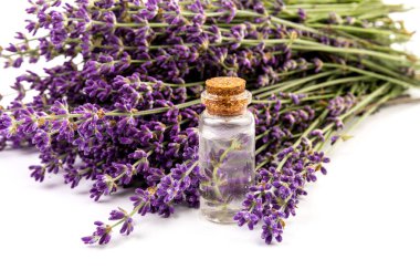 Beyaz arka planda güzel bir şişe içinde lavanta yağı.