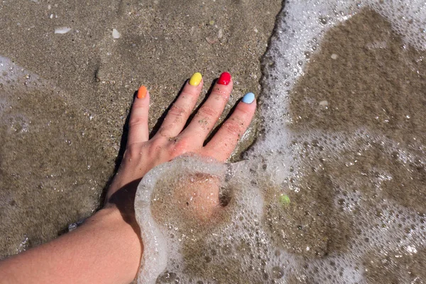 Färgglad Nagelkonst Sandstrand Färgglada Nagellack Begreppet Sommarvila — Stockfoto