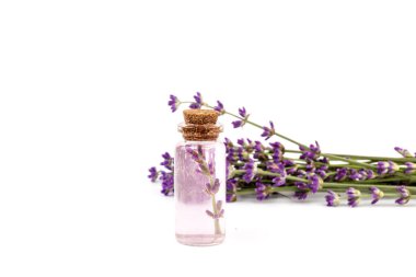 Beyaz arka planda güzel bir şişe içinde lavanta yağı.