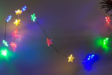 Soyut parlak arkaplan. Koyu arkaplandaki bir çelengin renkli yıldızları