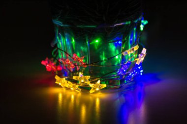 Soyut parlak arkaplan. Koyu arkaplandaki bir çelengin renkli yıldızları