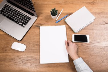 Bilgisayarlı çalışma alanı, kadın eli, defter, gözlük, çizim defteri, ahşap masa. Üst kattaki ofis masasında yatıyordu. Serbest İşyeri. 