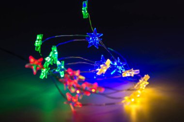 Soyut parlak arkaplan. Koyu arkaplandaki bir çelengin renkli yıldızları