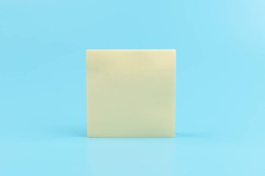 boş kare sarı hatırlatıcı kağıt notlar mavi doku arkaplanı üzerine. 