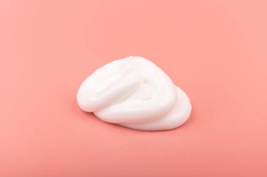 Beyaz güzellik kremi fosforlu boya lekesi pembe şeftali arka planda.