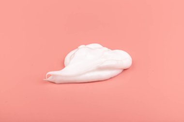 Beyaz güzellik kremi fosforlu boya lekesi pembe şeftali arka planda.