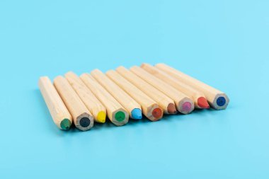 Mavi arka planda renkli kalemler. Okula dönelim. Eğitim kavramı