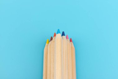 Mavi arka planda renkli kalemler. Okula dönelim. Eğitim kavramı