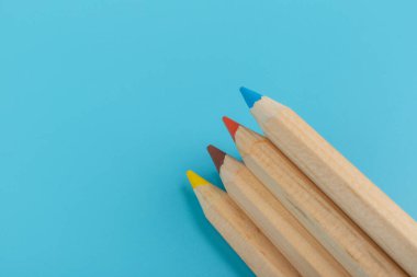 Mavi arka planda renkli kalemler. Okula dönelim. Eğitim kavramı