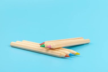 Mavi arka planda renkli kalemler. Okula dönelim. Eğitim kavramı