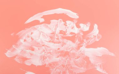 Beyaz güzellik kremi fosforlu boya lekesi pembe şeftali arka planda.