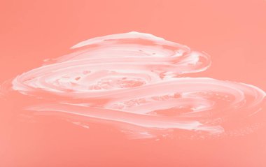 Beyaz güzellik kremi fosforlu boya lekesi pembe şeftali arka planda.