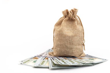 Beyaz arka planda izole edilmiş çuval içinde dolar