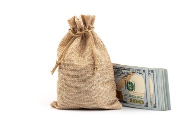 Beyaz arka planda izole edilmiş çuval içinde dolar