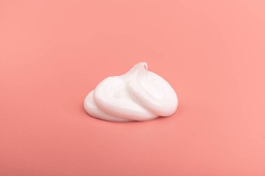 Beyaz güzellik kremi fosforlu boya lekesi pembe şeftali arka planda.