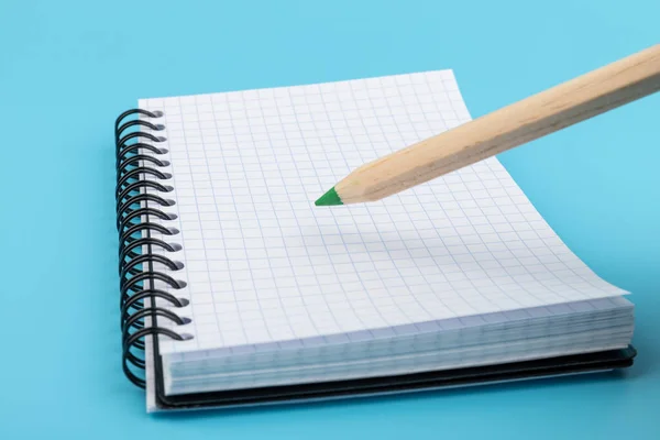 Bleistifte Und Leeres Notizbuch Auf Blauem Hintergrund Mit Kopierraum — Stockfoto