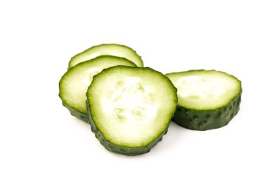 salatalık beyaz arkaplanda izole edildi, kırpma yolu, tam alan derinliği