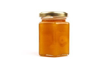 Cam kavanozdaki bal, beyaza yakın plan. İzole edilmiş.