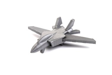 Beyaz arkaplanda 3 boyutlu bir yazıcıda üretilen gri model bir savaş uçağı. ulaşım kavramı