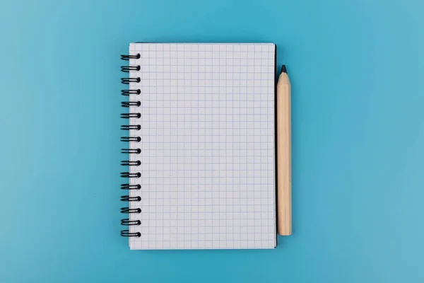 Lápices Cuaderno Blanco Sobre Fondo Azul Con Espacio Para Copiar — Foto de Stock