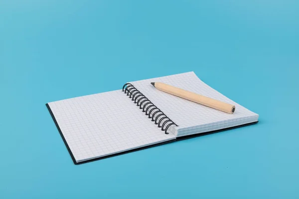 Lápis Caderno Branco Fundo Azul Com Espaço Cópia — Fotografia de Stock