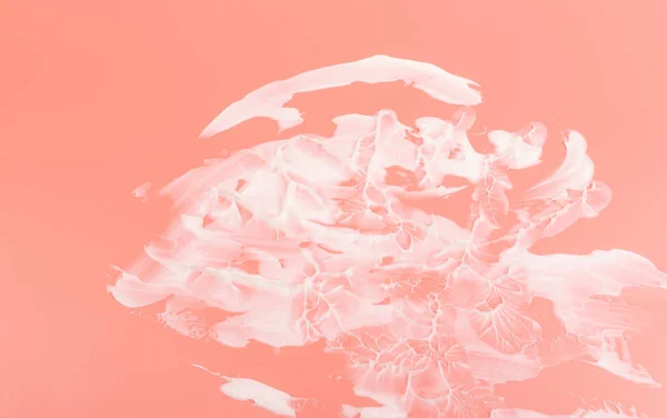 Weiße Schönheit Creme Lotion Textmarker Schmierfleck Auf Rosa Pfirsich Hintergrund — Stockfoto