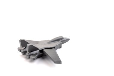 Beyaz arkaplanda 3 boyutlu bir yazıcıda üretilen gri model bir savaş uçağı. ulaşım kavramı