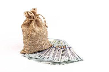 Beyaz arka planda izole edilmiş çuval içinde dolar