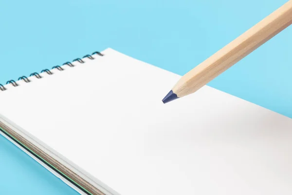 Lápices Cuaderno Blanco Sobre Fondo Azul Con Espacio Para Copiar — Foto de Stock