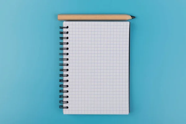 Potloden Blanco Notitieboekje Blauwe Achtergrond Met Kopieerruimte — Stockfoto