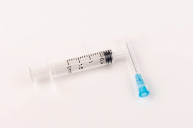 İğneli tek kullanımlık tıbbi plastik şırınga. Aşı için uygulanabilir. 