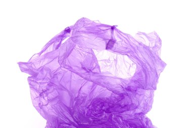 Beyaz arkaplanda izole edilmiş sapları olan şeffaf mor plastik çanta.
