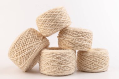 Beyaz arka planda beyaz yün yumağı. Örgü ipliği 